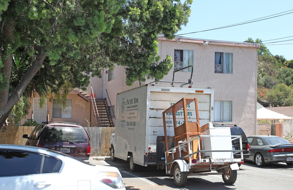 5090 Auburn Dr in San Diego, CA - Building Photo