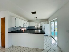 486 Airport Dr S in Summerland Key, FL - Foto de edificio - Building Photo