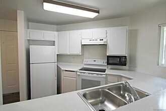 7575 Charmant Dr in San Diego, CA - Building Photo - Building Photo