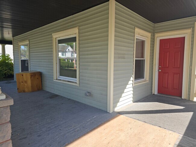 210 Van Dusen St, Unit 210 van dusen in Newark, NY - Building Photo - Building Photo