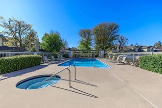 Greenhaven Apartment Homes in Bakersfield, CA - Foto de edificio - Building Photo