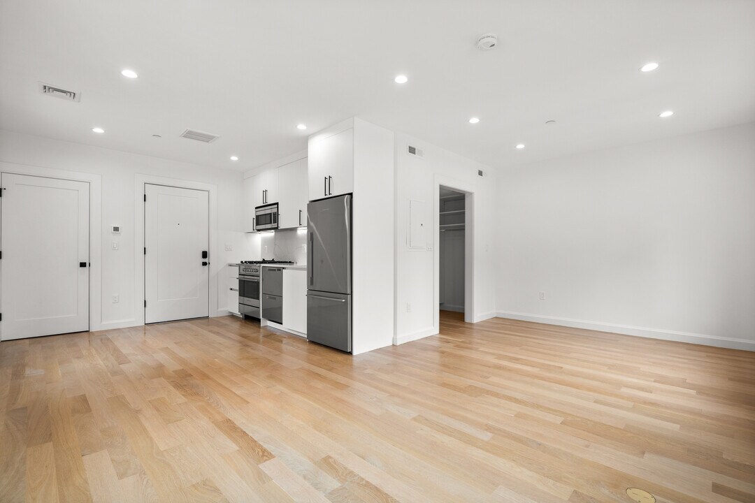1618 Beacon St, Unit 3 in Brookline, MA - Building Photo