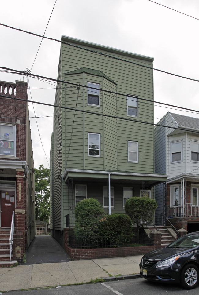 40 E 15th St in Bayonne, NJ - Building Photo - Building Photo