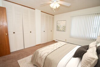 New Orleans Court Apartments and Townhomes in Richfield, MN - Building Photo - Building Photo