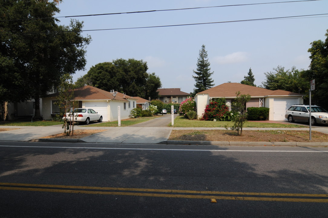 840 Calderon Ave in Mountain View, CA - Building Photo