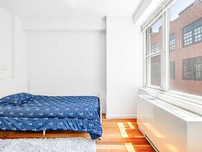 400 E 77th St in New York, NY - Building Photo - Building Photo