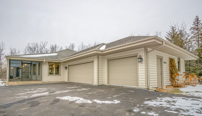 10620 W Heather Dr in Mequon, WI - Building Photo - Building Photo