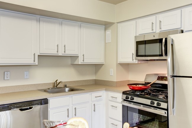 Mayfair House in Falls Church, VA - Foto de edificio - Building Photo