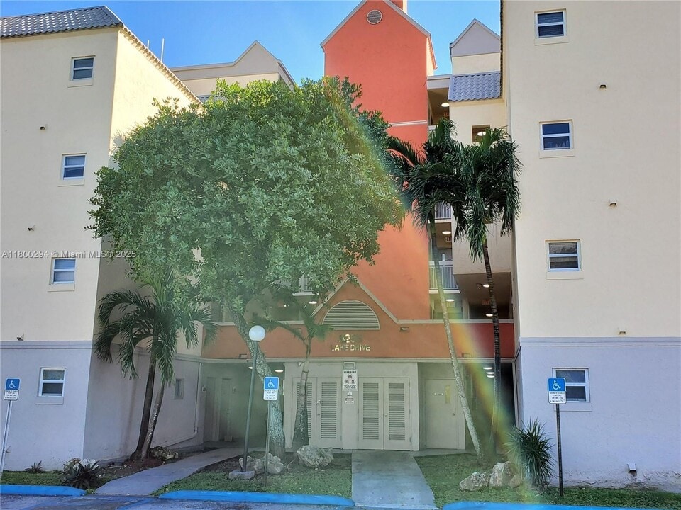 8255 Lake Dr in Doral, FL - Building Photo