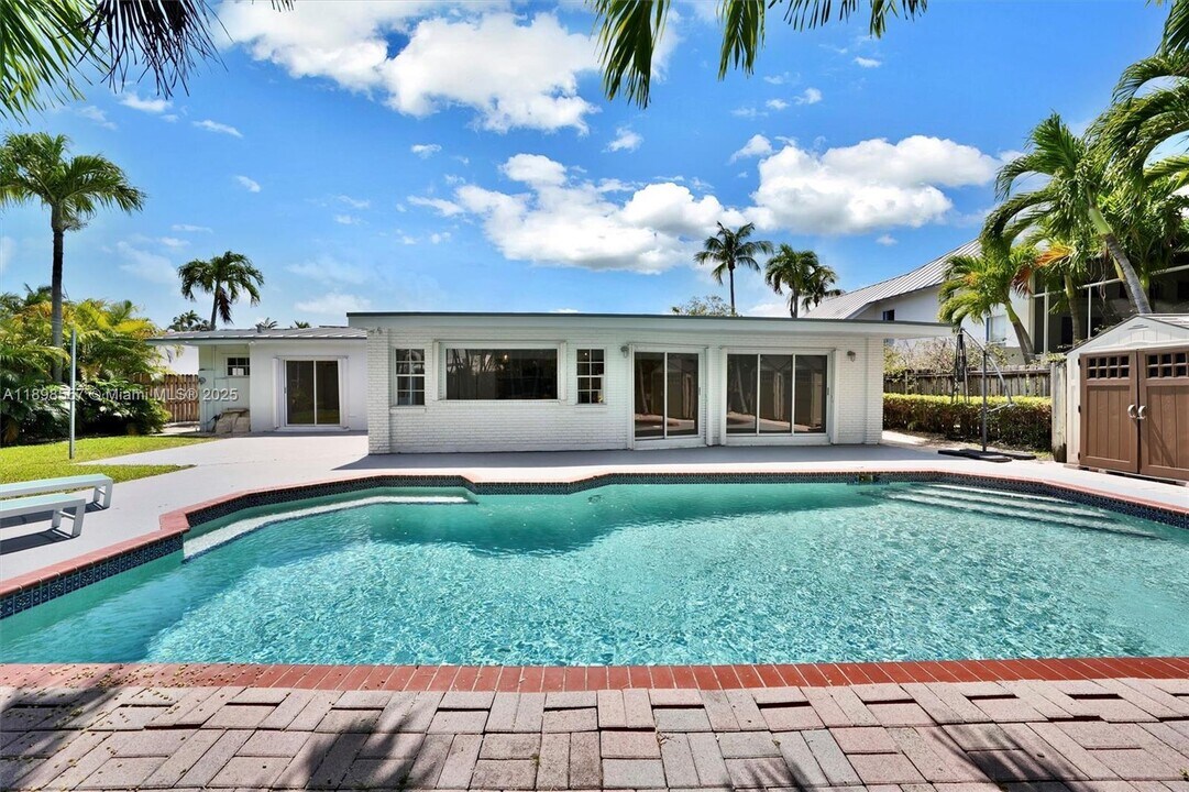 255 Ridgewood Rd in Key Biscayne, FL - Building Photo