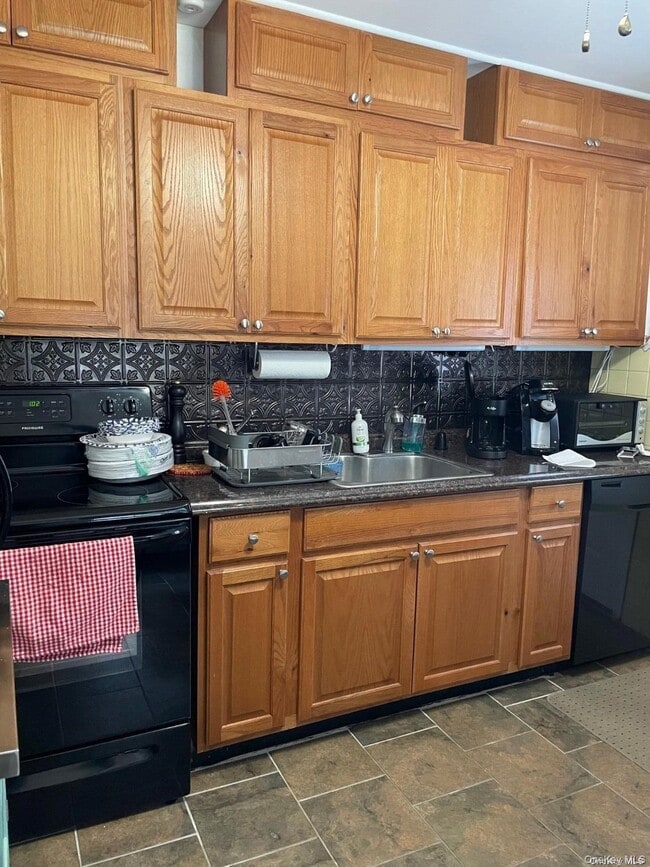 59 Wolcott Rd in Levittown, NY - Building Photo - Building Photo