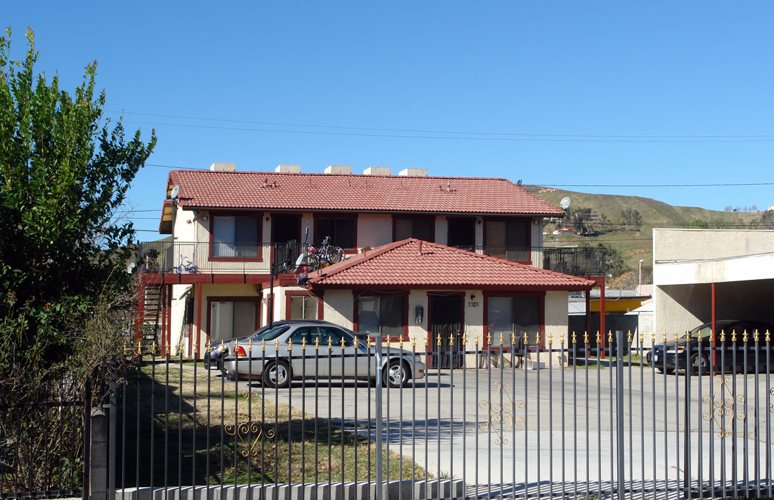 3328 N Stoddard Ave in San Bernardino, CA - Foto de edificio