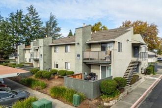 The Henley in Suisun City, CA - Foto de edificio - Building Photo