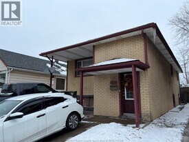 2250 Howard Ave in Windsor, ON - Building Photo