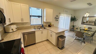 545 NE 206th Ln in Miami, FL - Building Photo - Building Photo