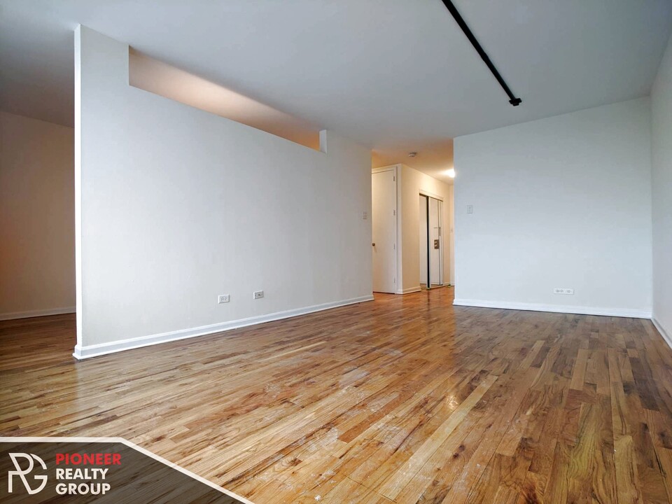 826 W Wilson Ave, Unit 510 in Chicago, IL - Building Photo