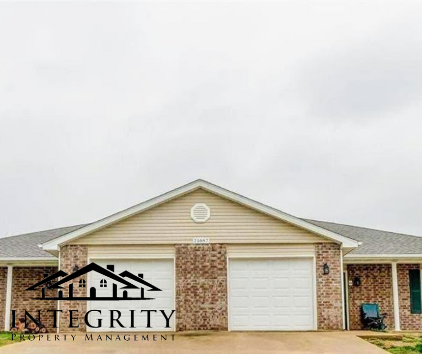 21067 Harbor Ln in St. Robert, MO - Foto de edificio