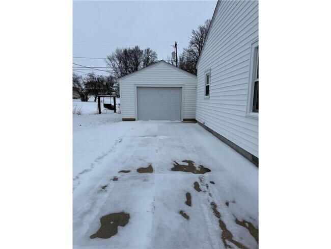 320 E Main St in Hayfield, MN - Building Photo - Building Photo