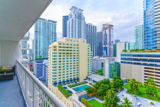 1200 Brickell Bay Dr in Miami, FL - Building Photo - Building Photo