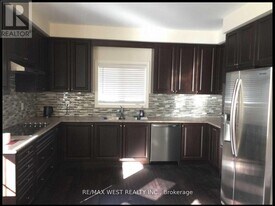 3052 Max Khan Blvd in Oakville, ON - Building Photo