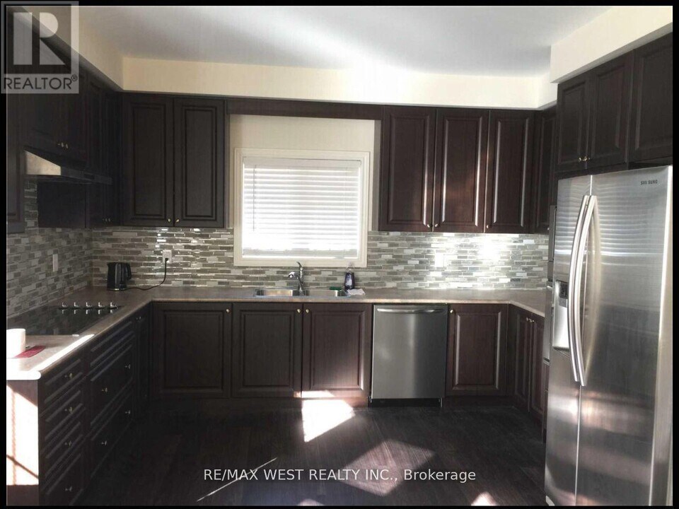 3052 Max Khan Blvd in Oakville, ON - Building Photo