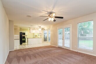 20914 Lake Park Trail in Humble, TX - Foto de edificio - Building Photo