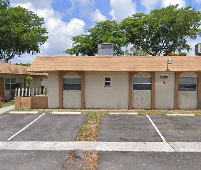 5217 NW 24th Ct in Lauderhill, FL - Foto de edificio - Building Photo