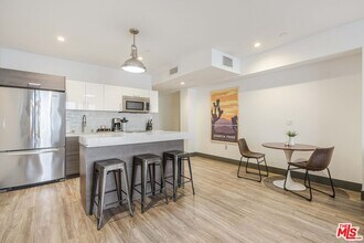 932 S Hill St in Los Angeles, CA - Foto de edificio - Building Photo