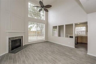 2732 Country Creek Ln in Fort Worth, TX - Foto de edificio - Building Photo