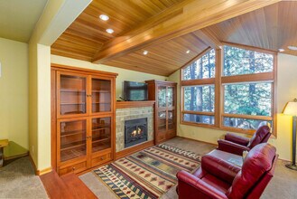 17028 Cooper Dr in Bend, OR - Building Photo - Building Photo