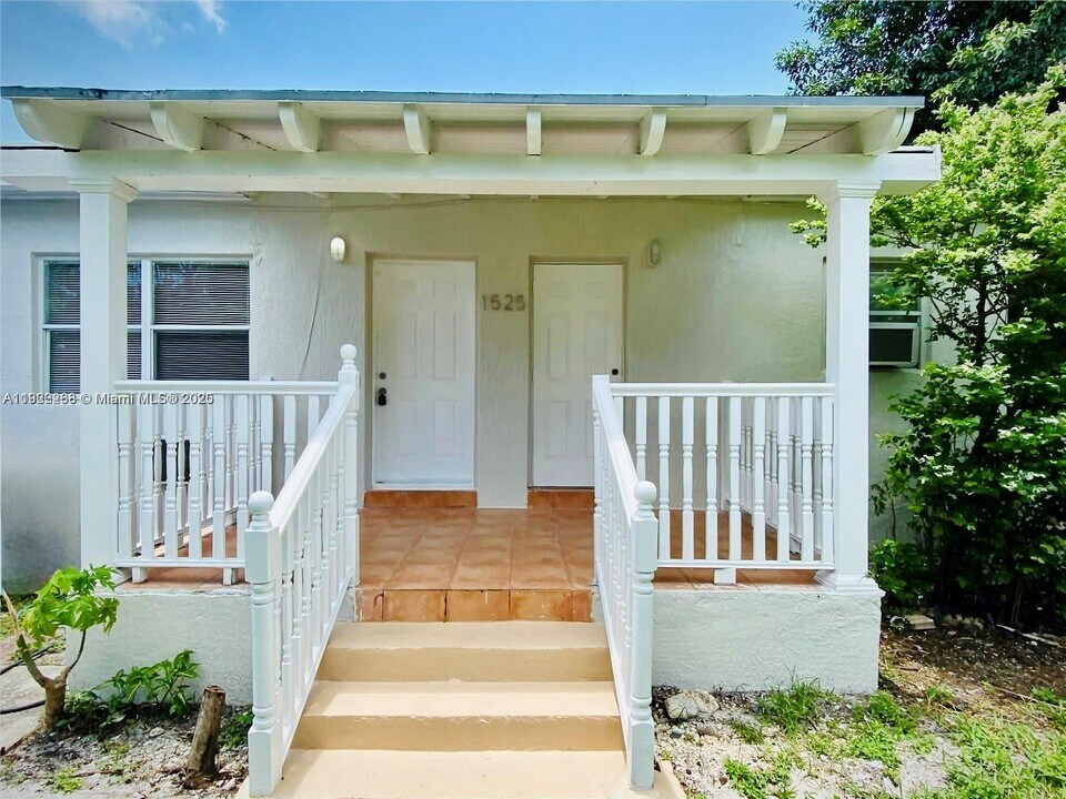 1523 NE 110th Terrace in Miami, FL - Building Photo