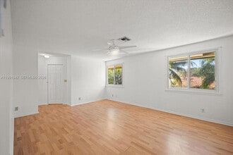2560 Bass Way in Hollywood, FL - Foto de edificio - Building Photo