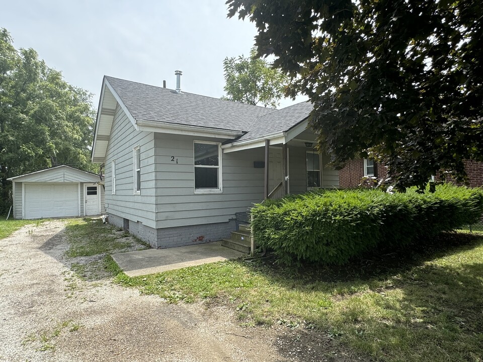 21 S Crawford St in Danville, IL - Building Photo