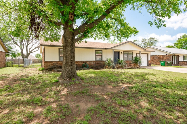 120 Lewis St in Perkins, OK - Foto de edificio - Building Photo