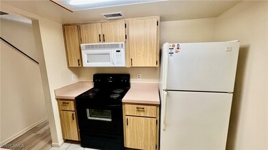 13160 Kings Point Dr in Ft. Myers, FL - Building Photo - Building Photo