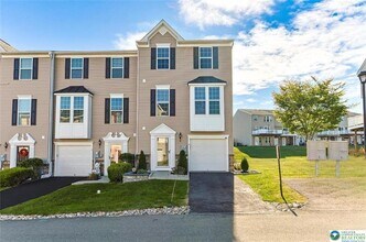 9 Red Rose Ln in Easton, PA - Building Photo - Building Photo