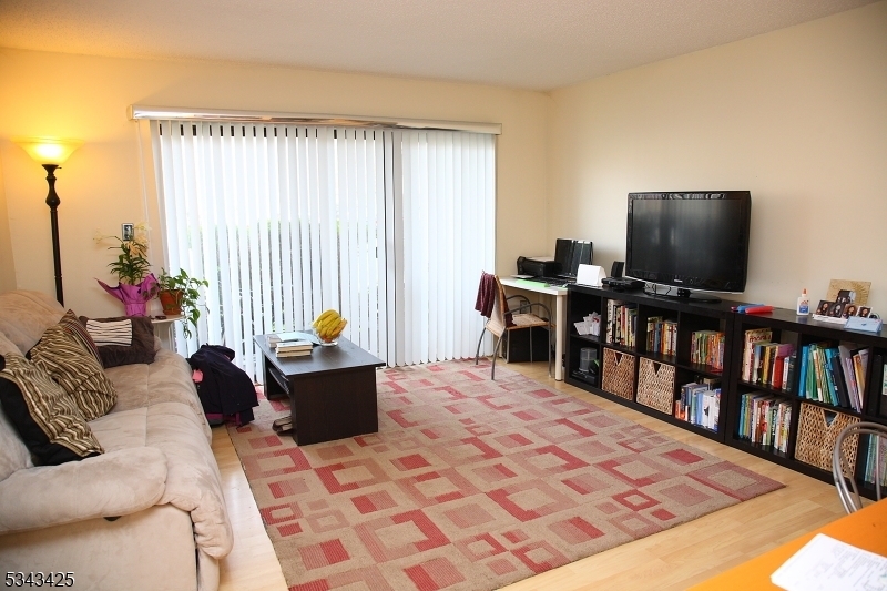 328 Penns Way in Bernards, NJ - Building Photo