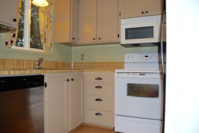 Shoreline Condo in Shoreline, WA - Building Photo - Building Photo