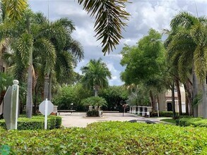 5820 W Sample Rd in Coral Springs, FL - Building Photo - Building Photo