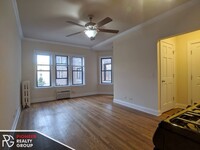 736 W Addison St, Unit E2 in Chicago, IL - Building Photo - Building Photo