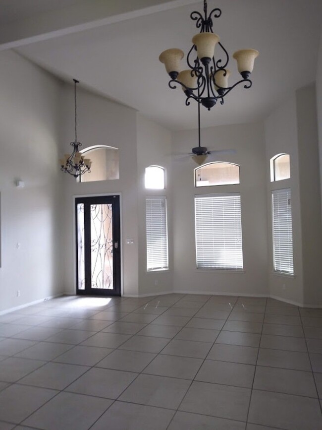 6572 Berringer St in El Paso, TX - Foto de edificio - Building Photo