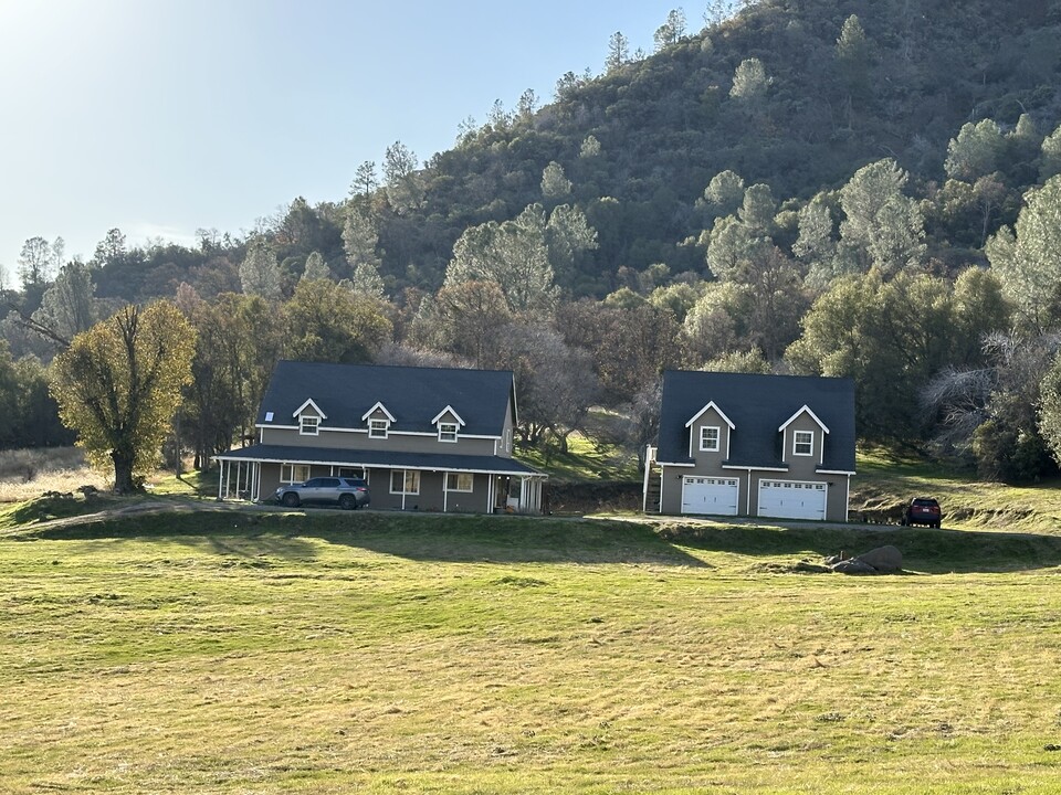 43022 Apache Rnch Rd in Ahwahnee, CA - Building Photo