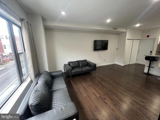 113 South St, Unit 2F in Philadelphia, PA - Building Photo - Building Photo