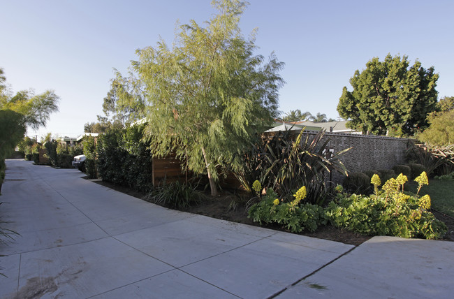 535-545 Bernard St in Costa Mesa, CA - Building Photo - Building Photo