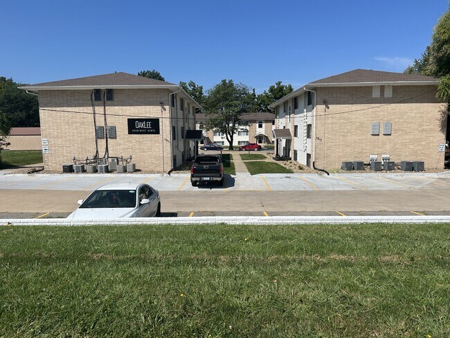 1315 Oakland Rd NE in Cedar Rapids, IA - Building Photo - Building Photo