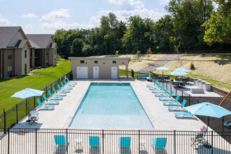 Sugar Creek Apartments in Fenton, MO - Foto de edificio - Building Photo