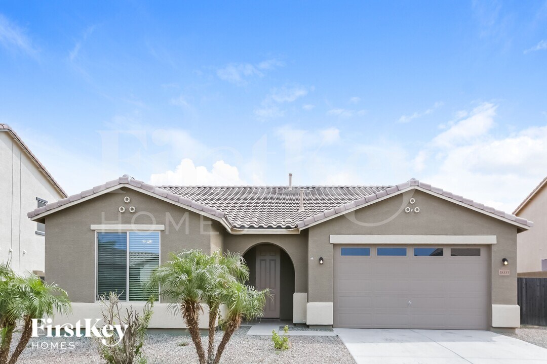 18333 W Onyx Ave in Waddell, AZ - Foto de edificio