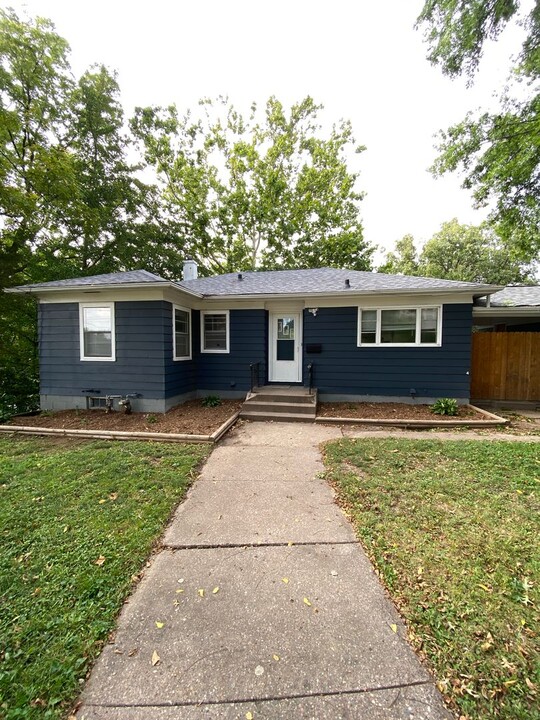 18 Crestwood Terrace in Davenport, IA - Foto de edificio