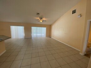 102 Coventry Rd in Davenport, FL - Building Photo - Building Photo