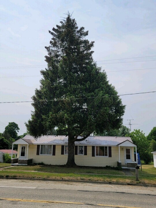 305 W Main St, Unit A in Edmore, MI - Foto de edificio